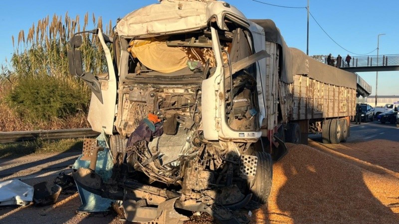 Así quedó el camión siniestrado de dónde rescataron al conductor.