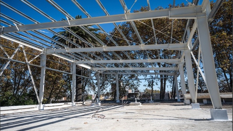 Fuentes oficiales informaron que la obra empezó en diciembre de 2024 con la ejecución de la estructura metálica y la contratación del ascensor camillero.