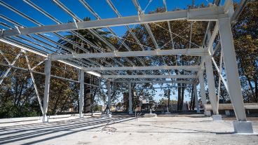 Fuentes oficiales informaron que la obra empezó en diciembre de 2024 con la ejecución de la estructura metálica y la contratación del ascensor camillero.