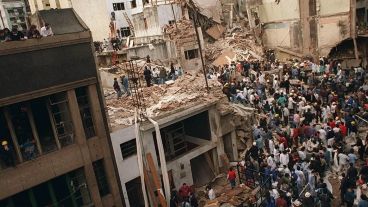 Postal del desastre: la Amia tras el atentado.