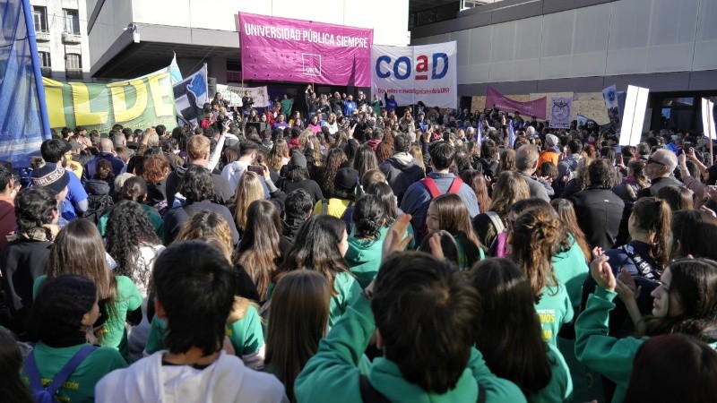 Docentes y estudiantes de Rosario participan este jueves de una nueva Marcha Federal Universitaria.