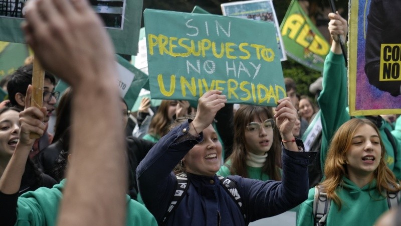 Docentes y estudiantes de Rosario participan este jueves de una nueva Marcha Federal Universitaria.