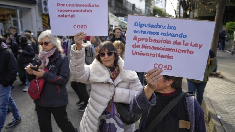 Docentes y estudiantes de Rosario participan este jueves de una nueva Marcha Federal Universitaria.