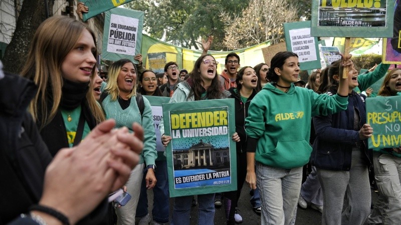 Docentes y estudiantes de Rosario participan este jueves de una nueva Marcha Federal Universitaria.