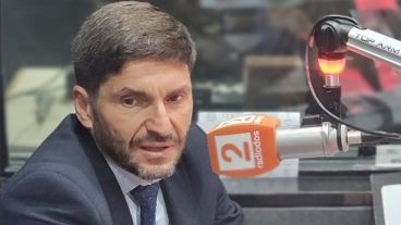 El gobernador visitó este viernes los estudios de Radio 2