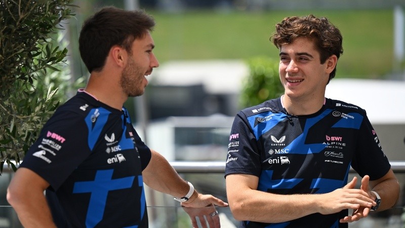 Franco junto a su compañero francés Pierre Gasly. Alpine necesita empezar a sumar.