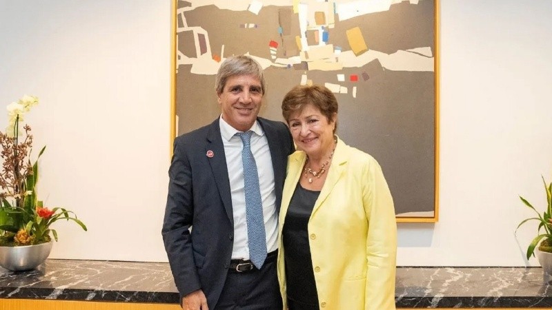 El ministro Caputo se comunicó con la directora Georgieva sobre “la implementación del programa