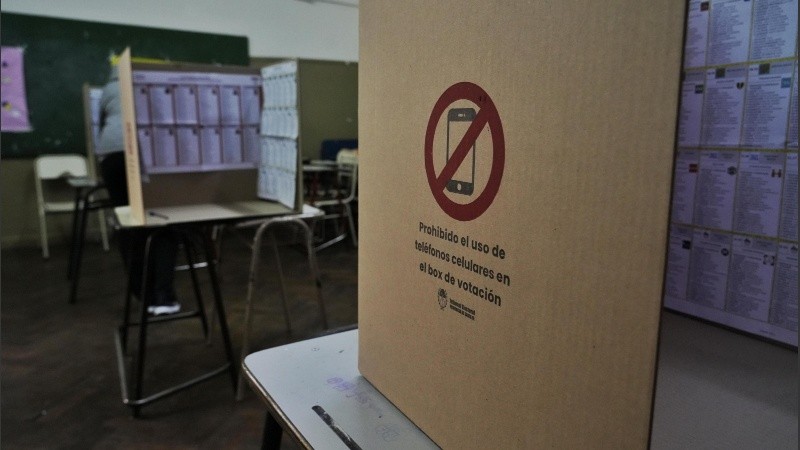 En los box también está la advertencia de que está prohibido usar el celular.