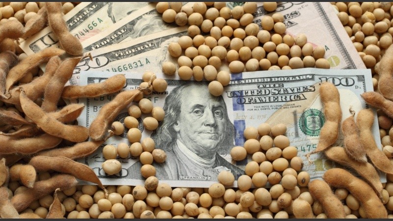 Soja y dólares, siempre de la mano.
