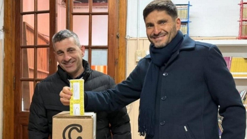 El gobernador de Santa Fe, Maximiliano Pullaro, compartió en una historia en Instagram la imagen de momento en el que votó