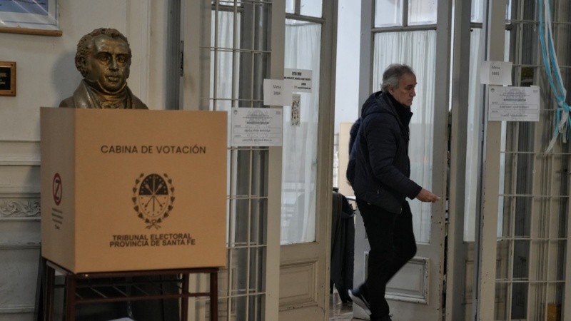 Entre el frío y la apatía, Rosario registró una muy baja asistencia a las urnas.