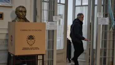 Entre el frío y la apatía, Rosario registró una muy baja asistencia a las urnas.
