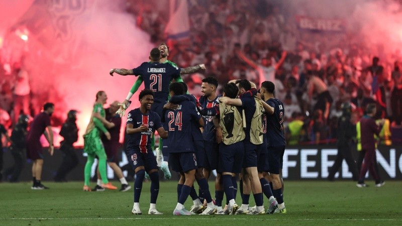 Festejo descomunal de los parísinos, que bailaron al Inter.