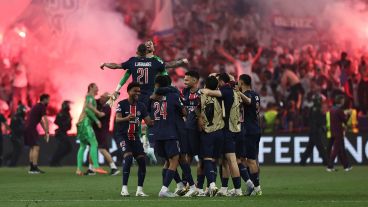 Festejo descomunal de los parísinos, que bailaron al Inter.