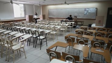 Una postal repetida este domingo: escuelas vacías en plena jornada electoral.