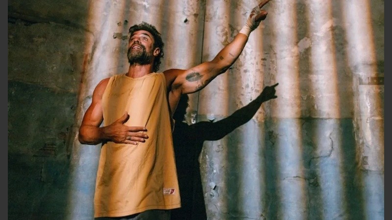 Castro se pone en la piel de Junior, un boxeador, para hablar de los golpes de la vida.