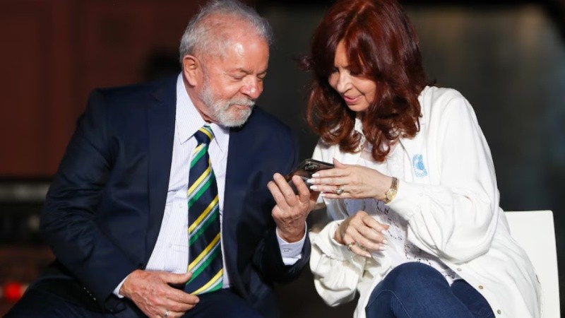 El presidente de Brasil Lula da Silva y la ex presidenta de Argentina Cristina Kirchner.