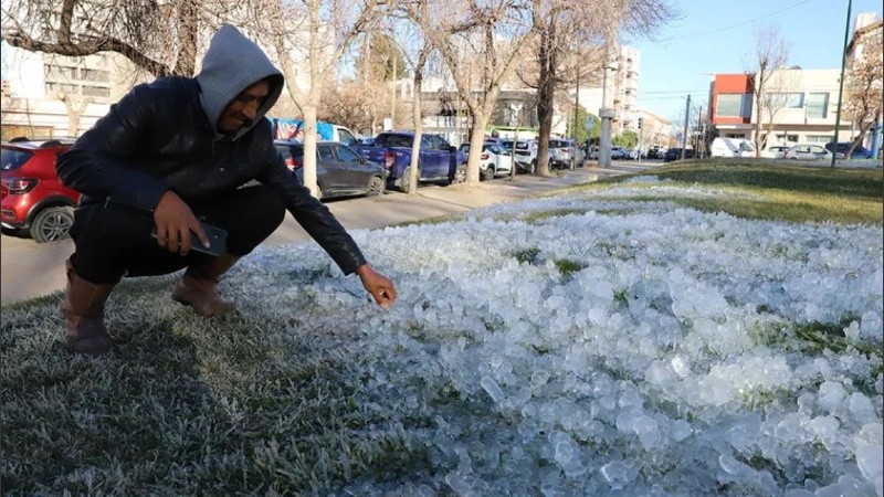 Calles y cañerías congeladas en Neuquén.