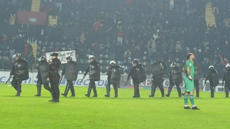 Colón caí 1 a 0 ante Mitre de Santigo del Estero cuando comenzaron los disturbios.