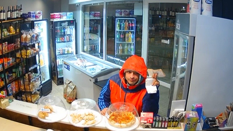 La extorsión y el robo quedó filmado en la cámara del negocio.