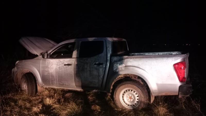 La camioneta Nissan Frontier que fue abandonada en un camino rural entre Funes y Roldán.