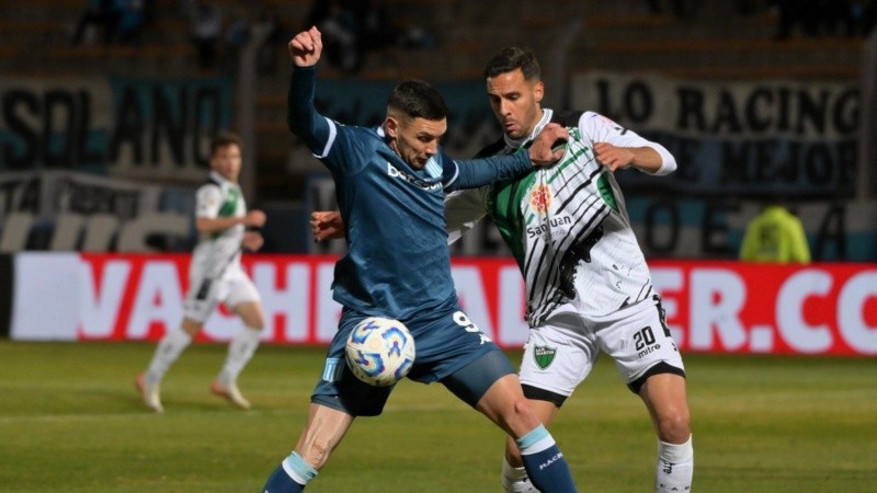 Martínez, goleador y figura de la Academia otra vez.