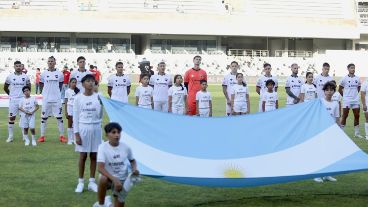 El momento de los himnos en la previa del partido.