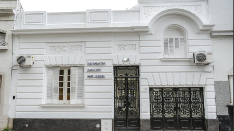 La residencia combina atención profesional, cercanía humana y un entorno pensado para vivir con calidad, en un espacio que se siente como un verdadero hogar.