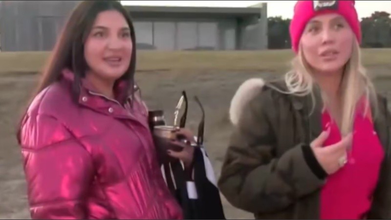 La mediática salió junto a una amiga para ayudar al periodista