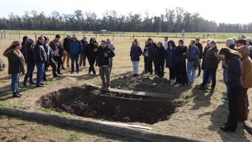 La jornada en la facultad de Ciencias Agrarias incluyó una visita a un perfil de tierra.