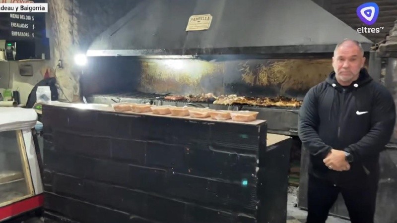 Pablo en su rotisería de barrio Alberdi.