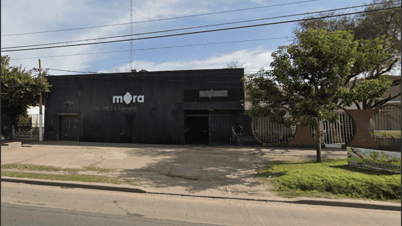 El frente del local atacado.