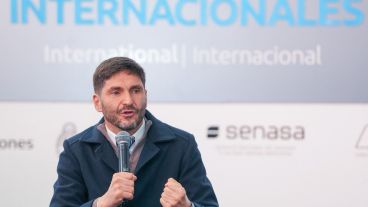 El gobernador viajó a Estados Unidos y autorizó a Economía a tomar deuda para obras públcias.