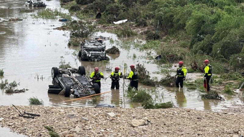 Continuaban los operativos de búsqueda tras las inundaciones que dejaron al menos 32 muertos en Texas.