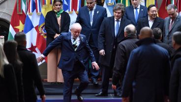 El presidente de Brasil, Lula da Silva, baja de la tarima durante la cumbre de Mercosur este jueves, en Buenos Aires