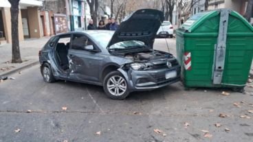 Así quedó el auto que chocó Hermosín el pasado domingo por la mañana en Alsina y Zeballos.
