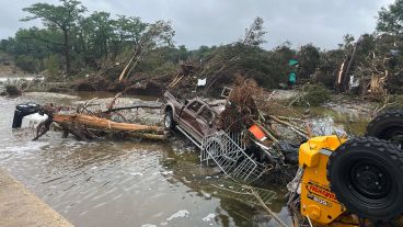 Escombros ocasionados debido a las inundaciones este sábado, en el área de Kerrville, Texas.