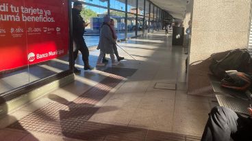 Las baldosas podotáctiles se encuentran obstruidas por cartelería y mobiliario, y no recorren todo el edificio.