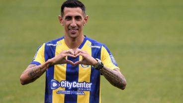 Tras más de 17 años, Di María vuelve a ponerse la camiseta de Central.
