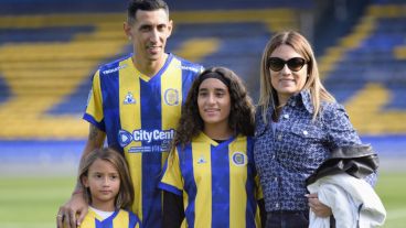 Di María en el césped del Gigante junto a su familia: una postal inolvidable.