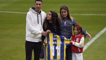 Di María en el césped del Gigante junto a su familia: una postal inolvidable.