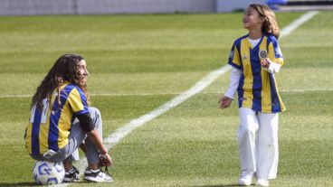 Di María en el césped del Gigante junto a su familia: una postal inolvidable.