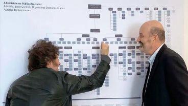 El jefe de Estado con el ministro desregulador.