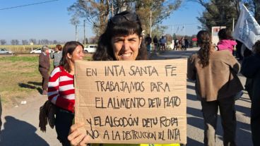 Los trabajadores del Inta Oliveros defendieron el organismo.