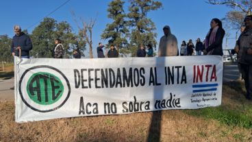 Los trabajadores del Inta Oliveros defendieron el organismo.