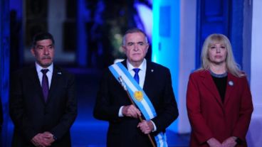 La multitudinaria vigilia se llevó a cabo en Casa de Gobierno y Plaza Independencia.