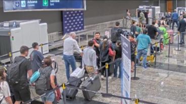 Detectaron irregularidades en los registros migratorios y ausencia de inspecciones mientras la aeronave permanecía estacionada en un hangar.