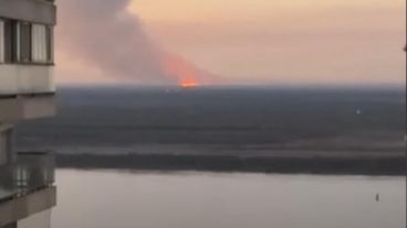 Una imagen de los incendios captada desde un edificio de Rosario este miércoles a la tarde.