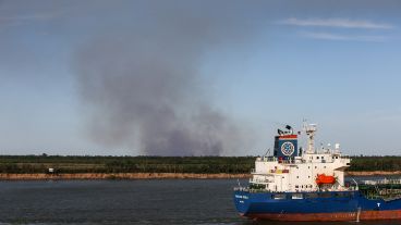 Foto de archivo de humo por incendio en la isla.