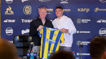 Véliz y su felicidad posando con su nueva camiseta de Central